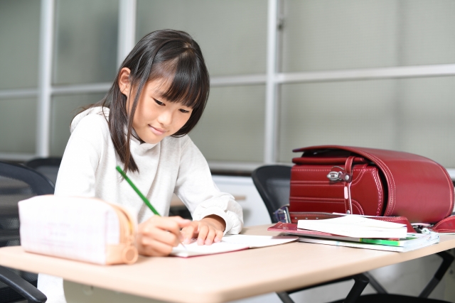 受験勉強をする小学生